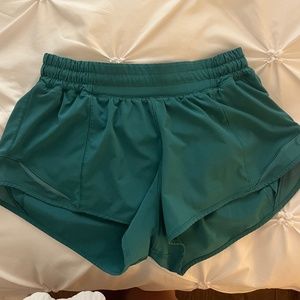 Lululemon hotty hot 2.5 in size 8